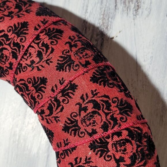 Victorian Mummy Hand Flower Wreath - Picture 5 of 16